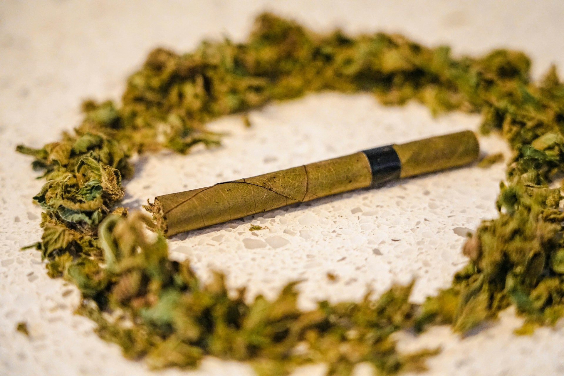 Blunt surrounded by a ring of cannabis